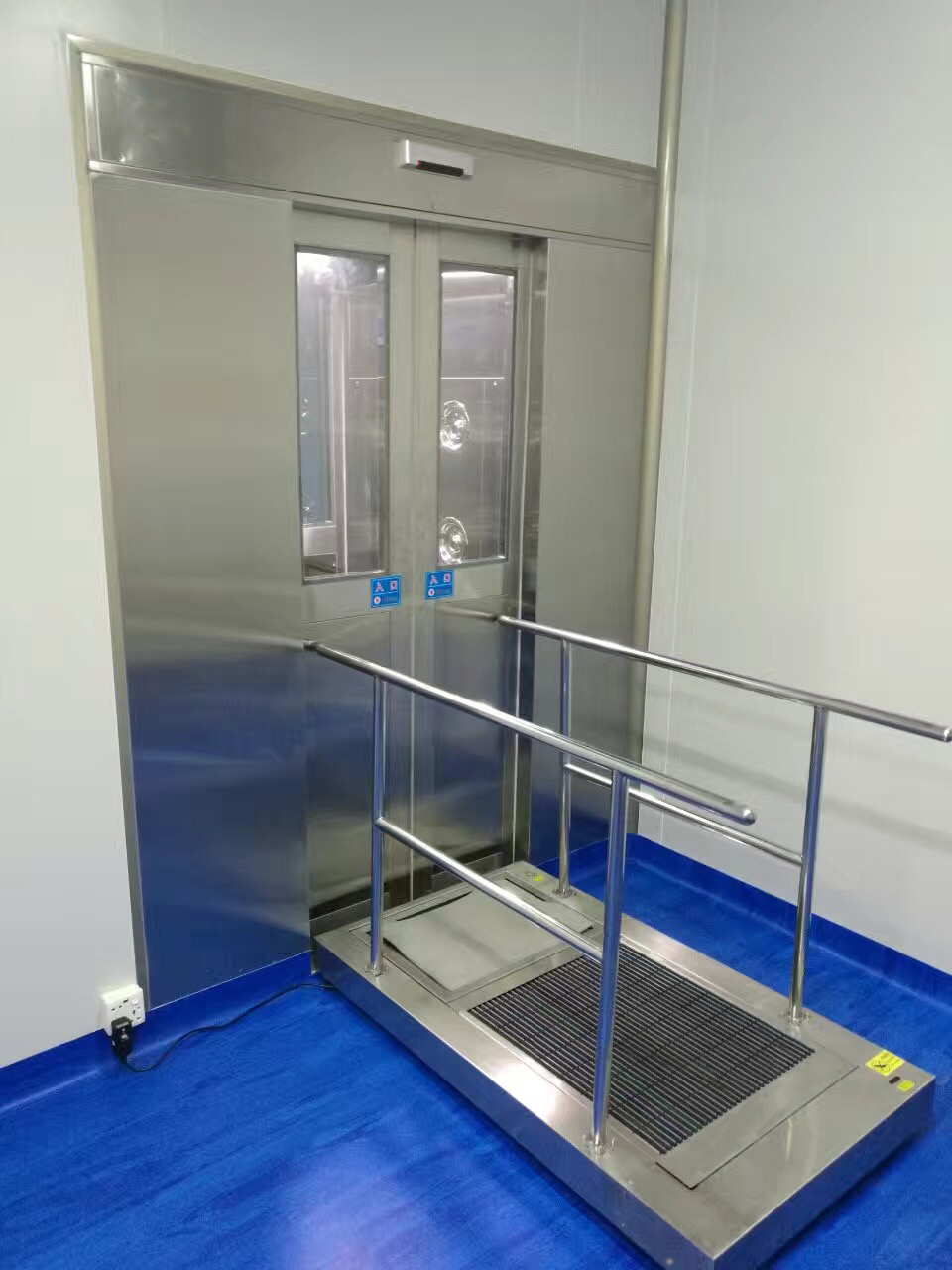 Auto air shower with shoes cleaner at entrance Double-swing lsing air shower