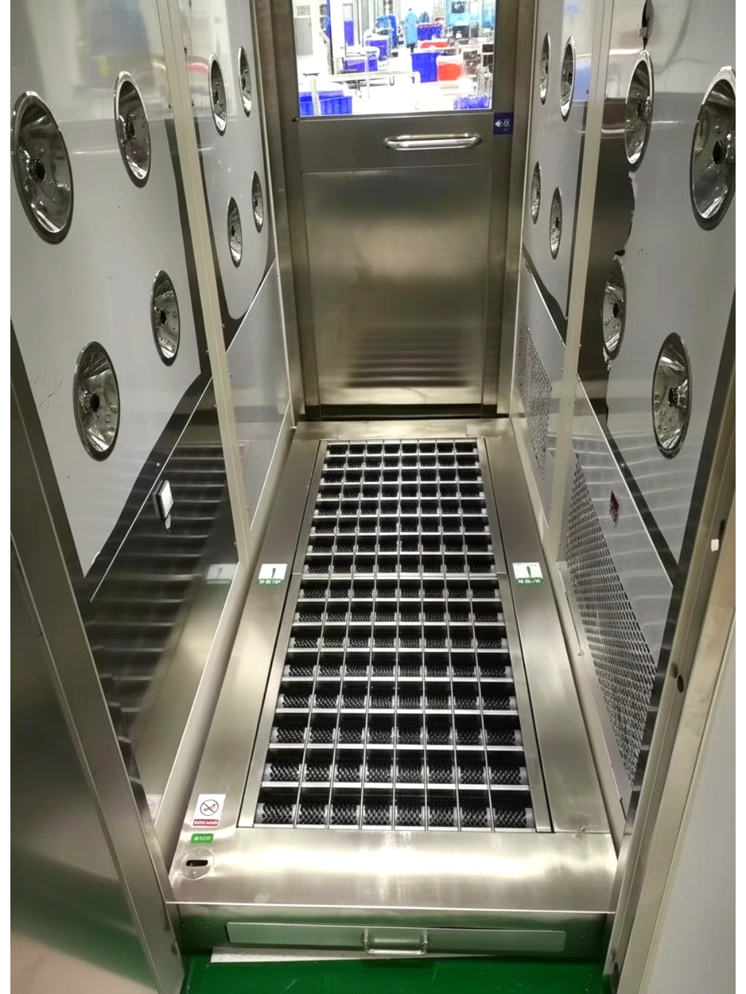 Air shower with sole cleaner for pharmaceutical and medical labs Air shower with sole clean machine