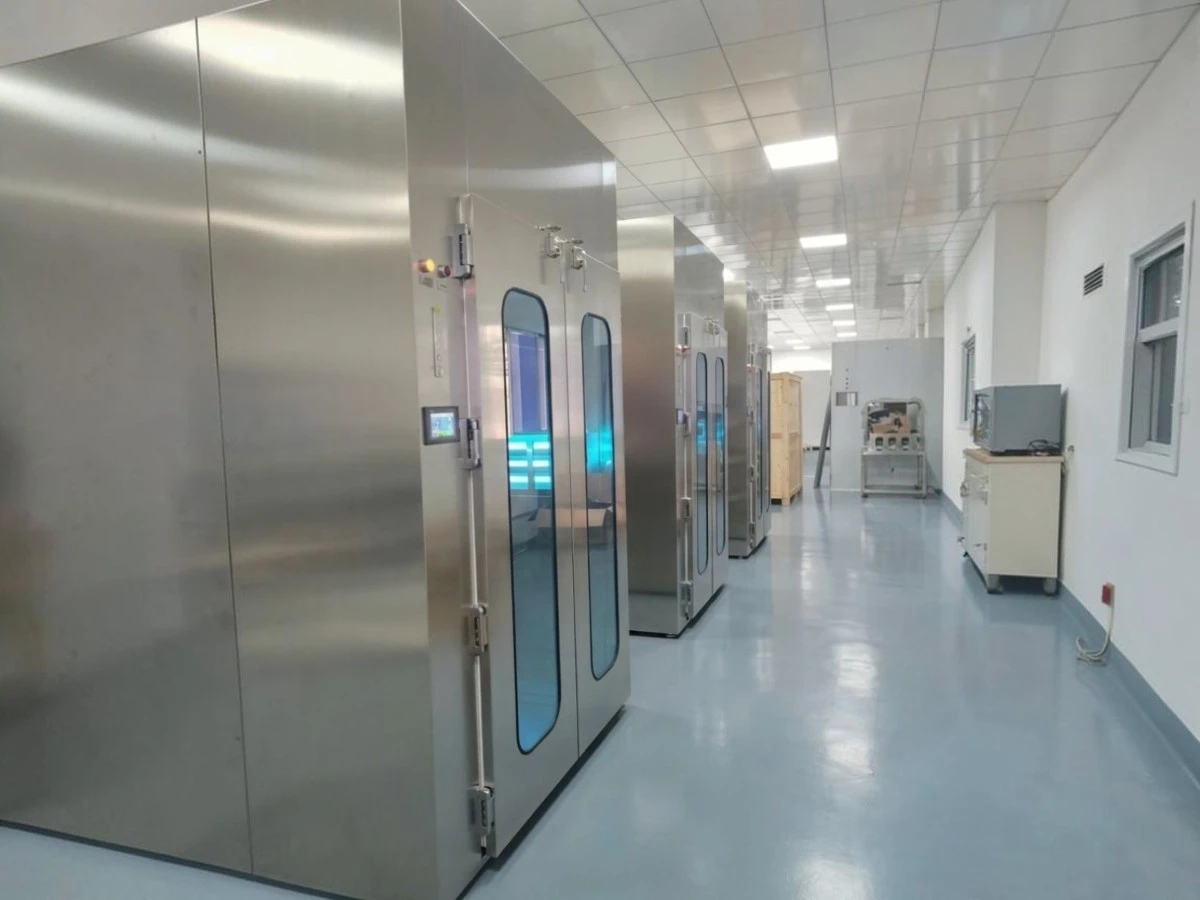 Dynamic Pass box with air shower